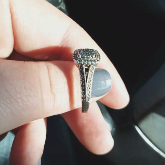 Engagement ring - Picture 2 of 3